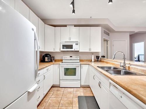 304 4304 139 Avenue, Edmonton, AB - Indoor Photo Showing Kitchen With Double Sink