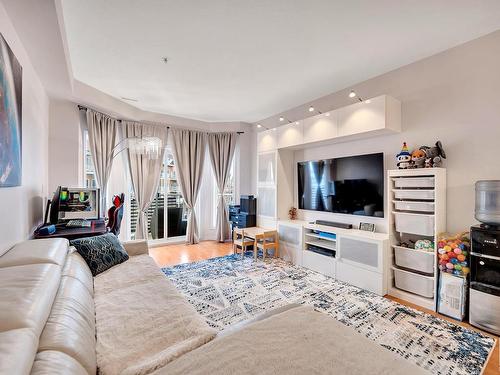 304 4304 139 Avenue, Edmonton, AB - Indoor Photo Showing Living Room