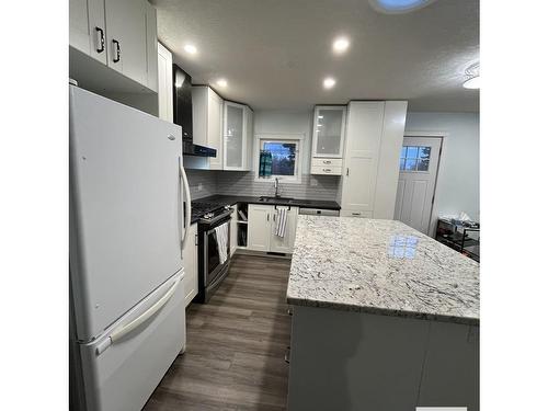 5027 53 Avenue, Warburg, AB - Indoor Photo Showing Kitchen With Upgraded Kitchen