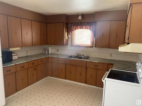 56332 Rng Rd 105, Rural St. Paul County, AB - Indoor Photo Showing Kitchen With Double Sink