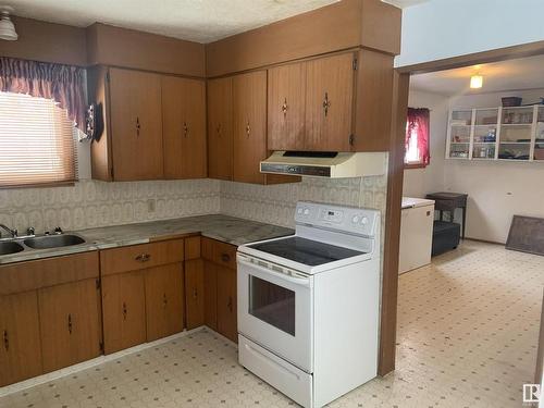 56332 Rng Rd 105, Rural St. Paul County, AB - Indoor Photo Showing Kitchen With Double Sink