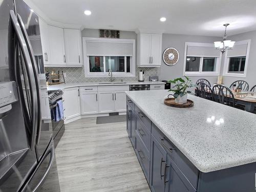 15 51122 Rge Road 265, Rural Parkland County, AB - Indoor Photo Showing Kitchen With Upgraded Kitchen