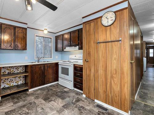 20 3166 Hwy 622, Rural Leduc County, AB - Indoor Photo Showing Kitchen