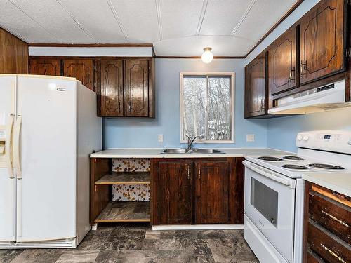 20 3166 Hwy 622, Rural Leduc County, AB - Indoor Photo Showing Kitchen With Double Sink