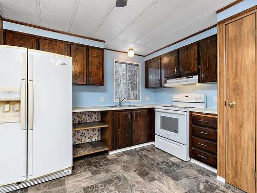 20 3166 Hwy 622, Rural Leduc County, AB - Indoor Photo Showing Kitchen With Double Sink