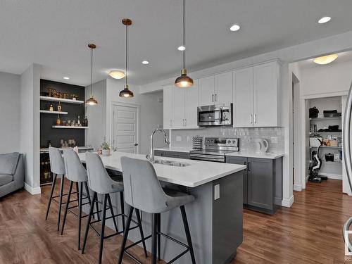 610 Eagleson Crescent, Edmonton, AB - Indoor Photo Showing Kitchen With Upgraded Kitchen