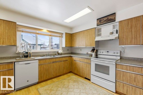 25 Sunnyside Crescent, St. Albert, AB - Indoor Photo Showing Kitchen