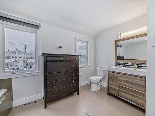 11022 126 Street, Edmonton, AB - Indoor Photo Showing Bathroom