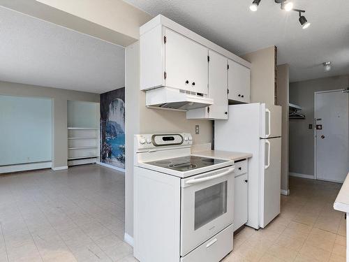 202 8310 Jasper Avenue, Edmonton, AB - Indoor Photo Showing Kitchen