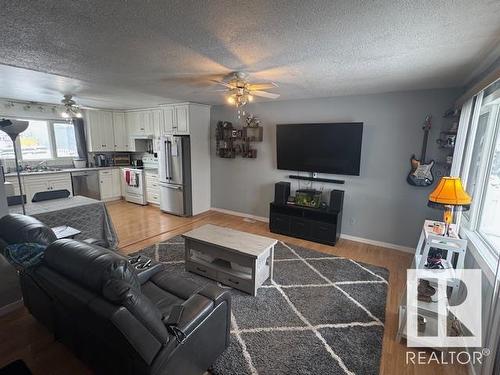 4012 55 Street, Wetaskiwin, AB - Indoor Photo Showing Living Room