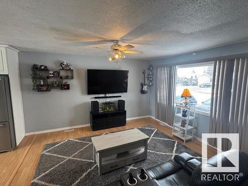 4012 55 Street, Wetaskiwin, AB - Indoor Photo Showing Living Room