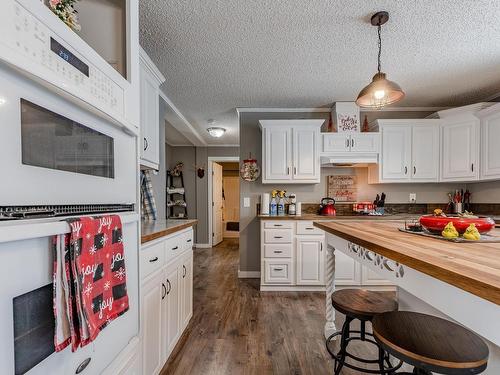 5228 Twp Rd 564, Rural Lac Ste. Anne County, AB - Indoor Photo Showing Kitchen