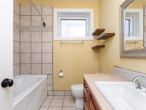 164 Greenfield Way, Fort Saskatchewan, AB - Indoor Photo Showing Bathroom