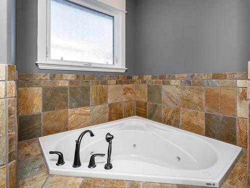 164 Greenfield Way, Fort Saskatchewan, AB - Indoor Photo Showing Bathroom