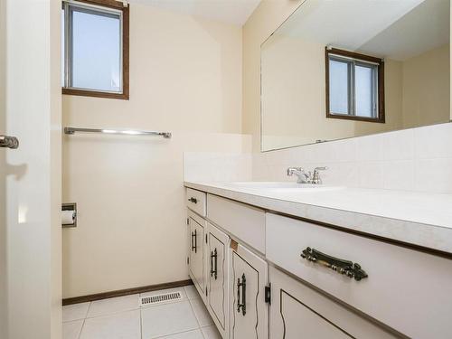 10308 172 Avenue, Edmonton, AB - Indoor Photo Showing Bathroom