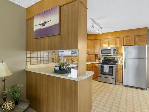 2 Labelle Crescent, St. Albert, AB - Indoor Photo Showing Kitchen