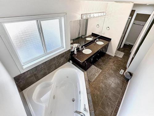 5412 162B Ave, Edmonton, AB - Indoor Photo Showing Bathroom