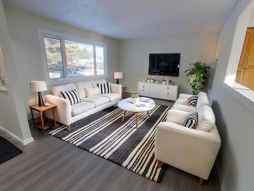 4528 45 Avenue, Stony Plain, AB - Indoor Photo Showing Living Room