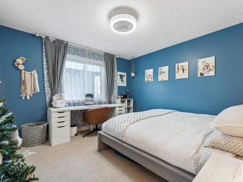 105 Summerstone Lane, Sherwood Park, AB - Indoor Photo Showing Bedroom