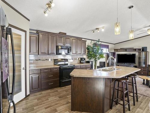 60102 Hwy 827, Rural Thorhild County, AB - Indoor Photo Showing Kitchen With Double Sink With Upgraded Kitchen