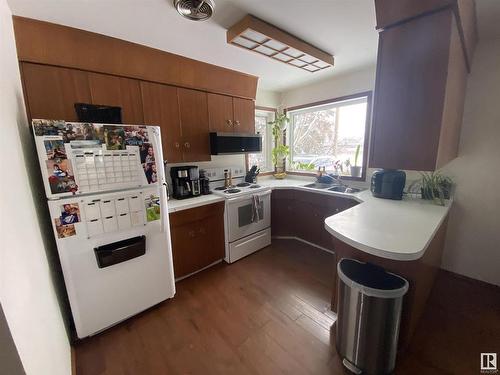 5011 47 Avenue, Stony Plain, AB - Indoor Photo Showing Kitchen With Double Sink