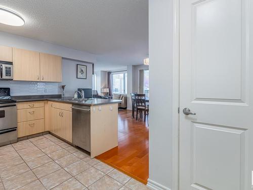 1407 10180 104 Street, Edmonton, AB - Indoor Photo Showing Kitchen