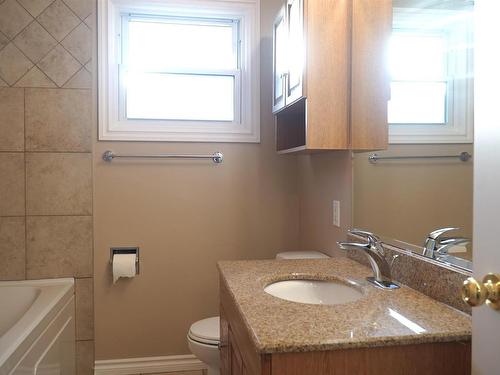 11827 132 Avenue, Edmonton, AB - Indoor Photo Showing Bathroom