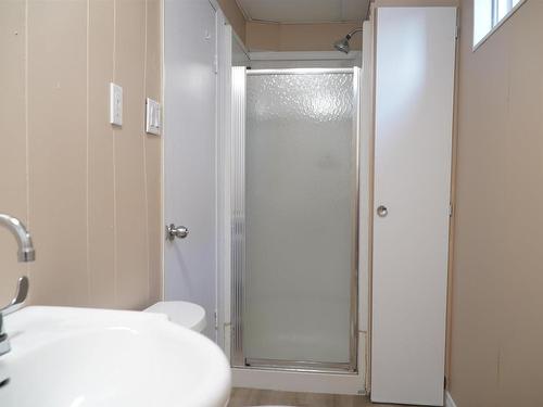 11827 132 Avenue, Edmonton, AB - Indoor Photo Showing Bathroom