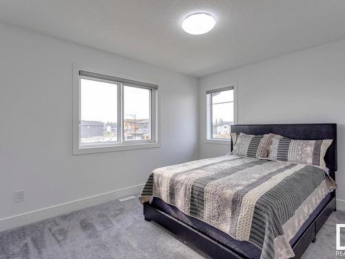 6059 Crawford Drive Sw, Edmonton, AB - Indoor Photo Showing Bedroom