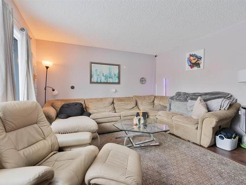 9539-9541 129B Avenue, Edmonton, AB - Indoor Photo Showing Living Room