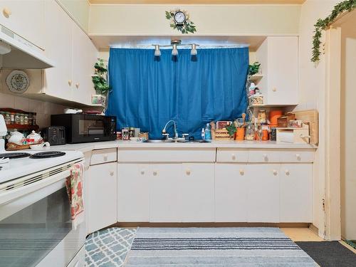 9539-9541 129B Avenue, Edmonton, AB - Indoor Photo Showing Kitchen