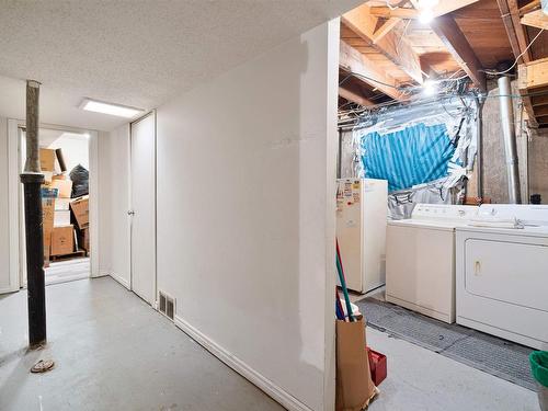 9539-9541 129B Avenue, Edmonton, AB - Indoor Photo Showing Laundry Room