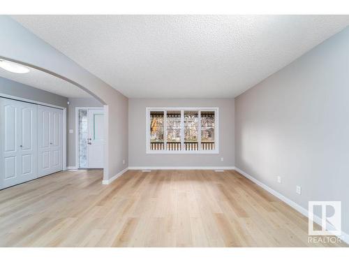 1817 Towne Centre Boulevard, Edmonton, AB - Indoor Photo Showing Living Room