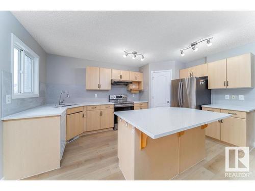 1817 Towne Centre Boulevard, Edmonton, AB - Indoor Photo Showing Kitchen