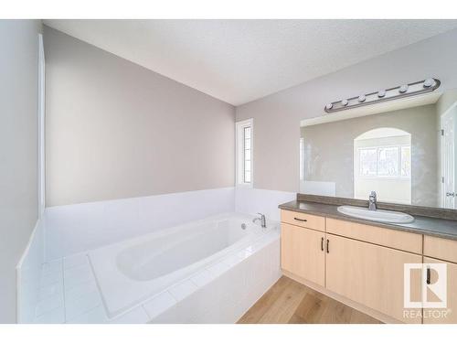 1817 Towne Centre Boulevard, Edmonton, AB - Indoor Photo Showing Bathroom