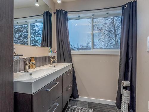 27 52318 Rge Road 25, Rural Parkland County, AB - Indoor Photo Showing Bathroom