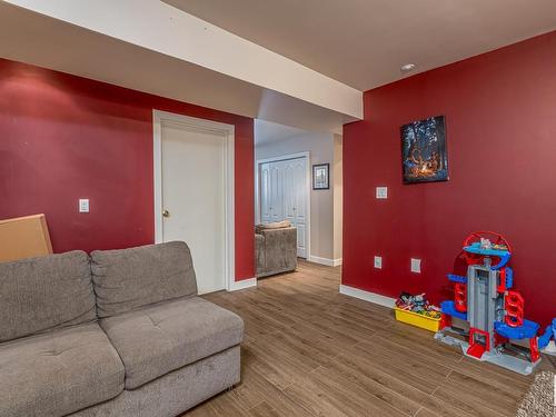 27 52318 Rge Road 25, Rural Parkland County, AB - Indoor Photo Showing Living Room