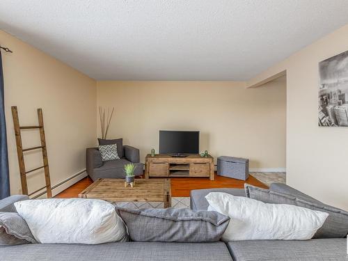 #302 10035-164 Street Nw, Edmonton, AB - Indoor Photo Showing Living Room