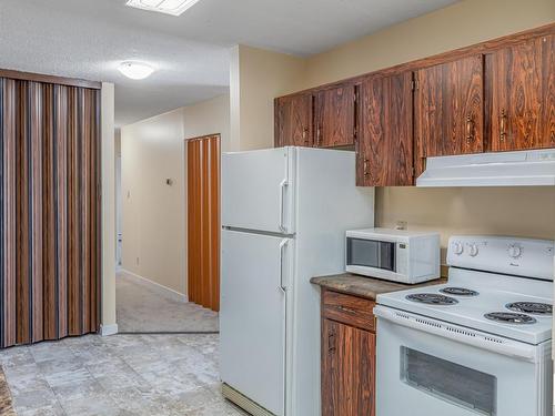 #302 10035-164 Street Nw, Edmonton, AB - Indoor Photo Showing Kitchen