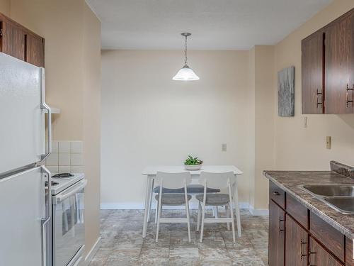 #302 10035-164 Street Nw, Edmonton, AB - Indoor Photo Showing Kitchen