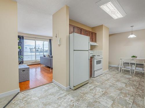 #302 10035-164 Street Nw, Edmonton, AB - Indoor Photo Showing Kitchen