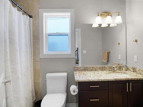 17043 71 Street, Edmonton, AB - Indoor Photo Showing Bathroom