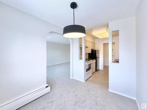 303 11450 40 Avenue, Edmonton, AB - Indoor Photo Showing Kitchen