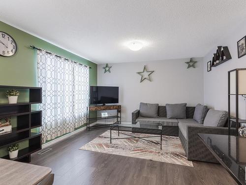 935 Ebbers Crescent, Edmonton, AB - Indoor Photo Showing Living Room