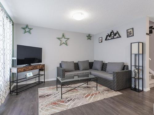 935 Ebbers Crescent, Edmonton, AB - Indoor Photo Showing Living Room