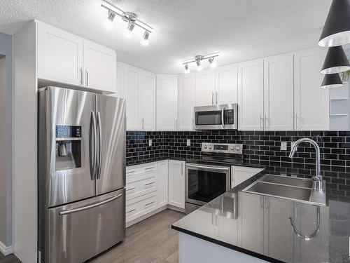 935 Ebbers Crescent, Edmonton, AB - Indoor Photo Showing Kitchen With Double Sink With Upgraded Kitchen