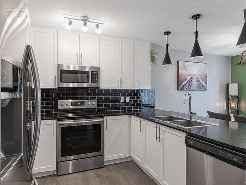 935 Ebbers Crescent, Edmonton, AB - Indoor Photo Showing Kitchen With Double Sink With Upgraded Kitchen