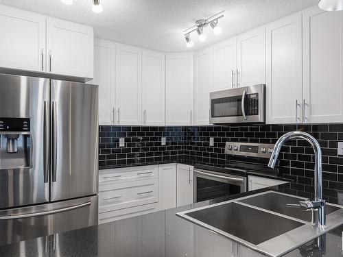 935 Ebbers Crescent, Edmonton, AB - Indoor Photo Showing Kitchen With Double Sink With Upgraded Kitchen