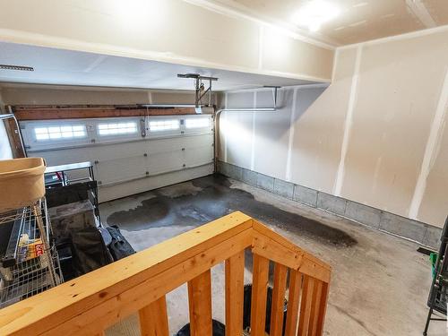 935 Ebbers Crescent, Edmonton, AB - Indoor Photo Showing Garage