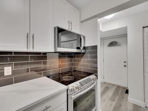 21E Meadowlark Village, Edmonton, AB - Indoor Photo Showing Kitchen